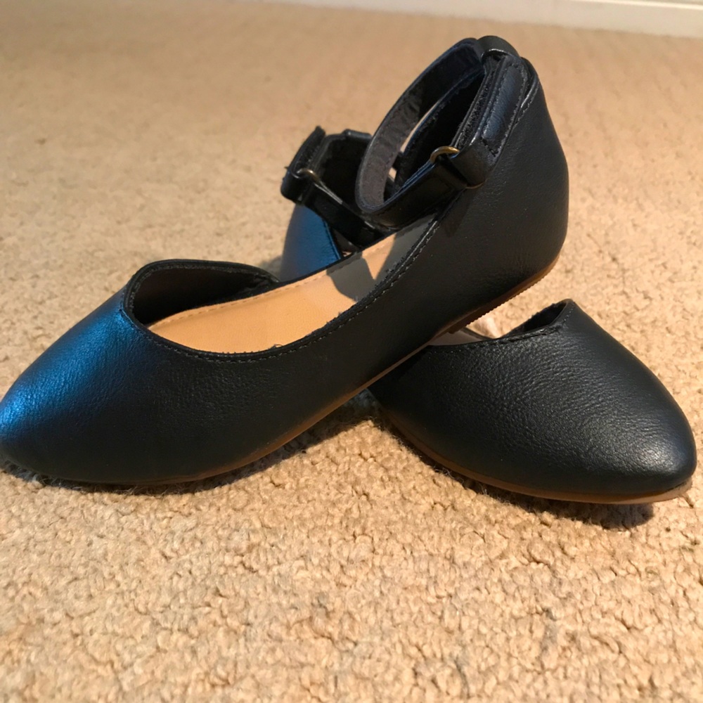 Black shoes - go with any outfit! Size 9 toddler